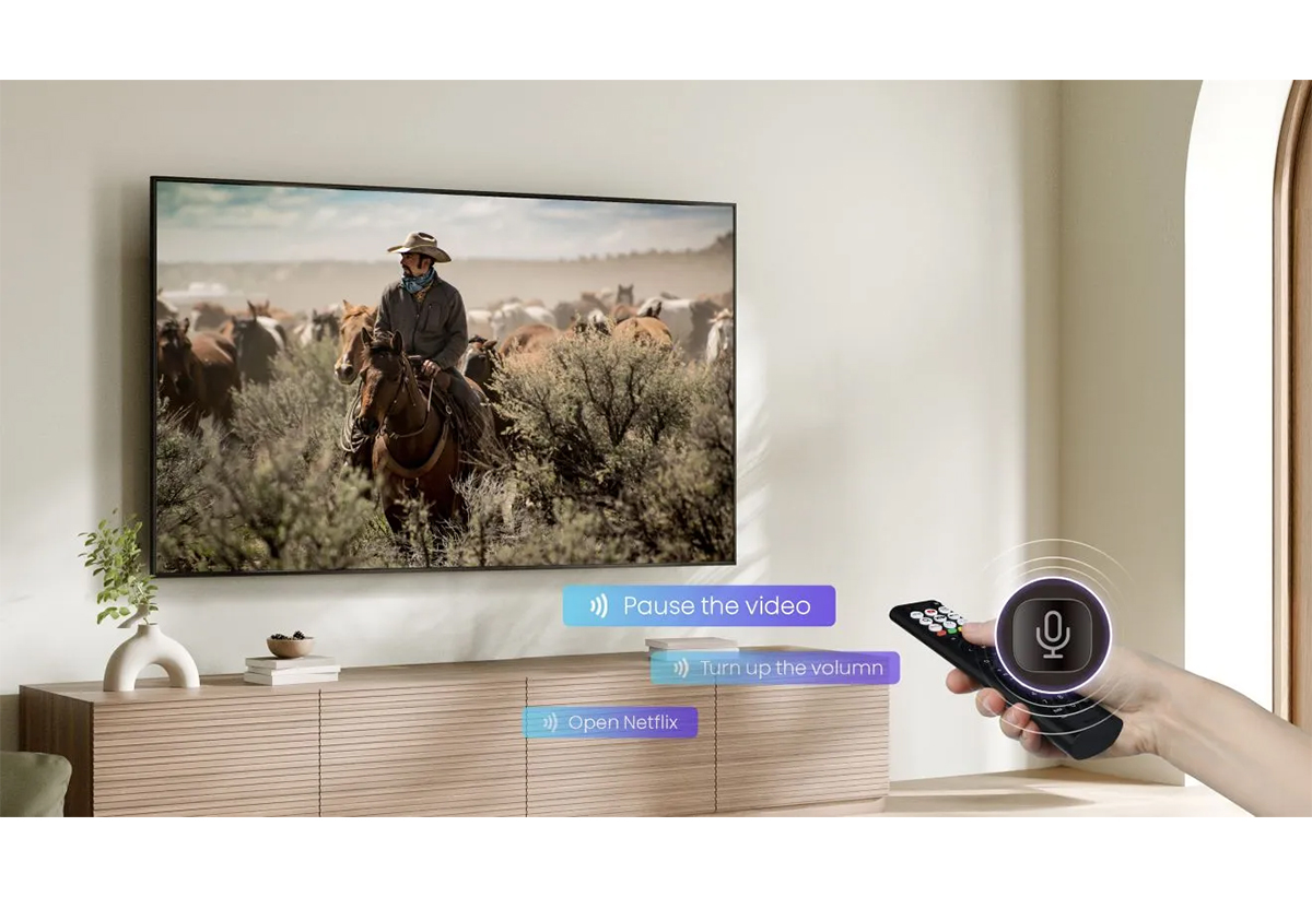 Τηλεόραση σε δωμάτιο προβάλλει western και δίπλα φαίνεται ένα χέρι με τηλεκοντρόλ.